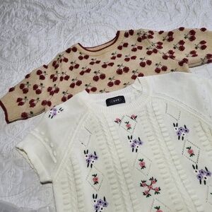 This lot of 2 CIDER knit sweaters for women in size Large features a floral patt